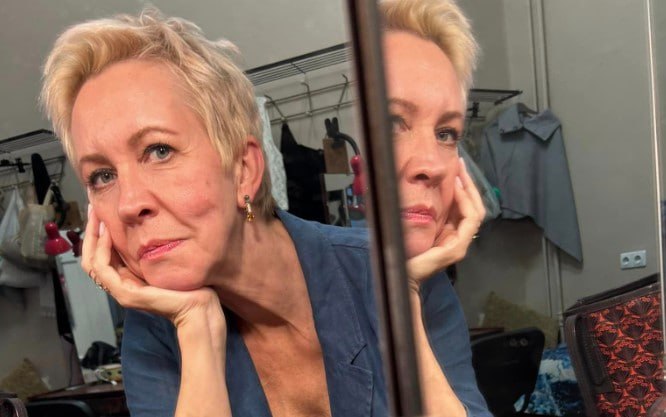 Приговор под вопросом дело иноагента Лазаревой отправили на пересмотр В октябре прошлого года суд назначил бывшей телеведущей семь лет тюрьмы Но сейчас решение отменили и отправили все на пересмотр Причиной стал процессуальный нюанс рассматривать дело должен был мировой а не районный судья Теперь эта оплошность будет исправлена Сама Татьяна Лазарева сбежавшая в Испанию после резких высказываний об СВО наверняка отлично понимает возвращение в Россию для нее закончится не встречами с поклонниками а камерой Иноагент которая еще недавно ликовала от прилетов по России сегодня грустит что близкие не разделяют ее любовь к алкоголю Утешение Лазарева находит в местной кухне восторженно сравнивая селедку под шубой с собачьим кормом Видимо вот они закономерные этапы эмигрантской эволюции   Подпишитесь на Абзац TG VK Дзен MAX Rutube