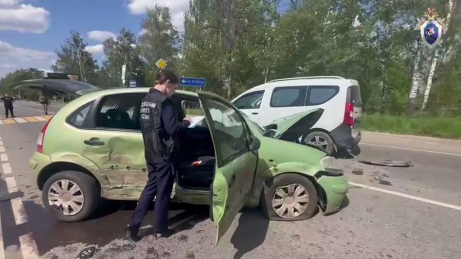 Стали известны новые подробности резонансного происшествия. В Железногорске 36-летний мужчина убил и изнасиловал женщину, после чего попытался скрыться, угнав автомобиль своей жертвы. В ходе погони он спровоцировал массовую аварию в Курске. Уходя от полицейской погони, водитель устроил хаос на улице 50 лет Октября, врезавшись в бетономешалку MAN TGA. В результате столкновения пострадали автомобили LADA Kalina, Dacia Logan и Renault Logan. Водитель последнего, 34-летний мужчина, получил травмы. На трассе образовалась пробка. Сам отморозок, судя по всему не пострадал, он вышел из машины и попытался убежать от полицейских, но его скрутили. Теперь суд должен выбрать меру пресечения. ПОДПИСАТЬСЯ ПРЕДЛОЖИТЬ НОВОСТЬ