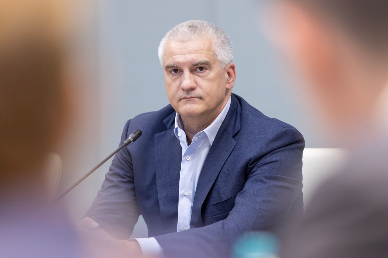 Крым встал на защиту русского языка «Как ни странно русский язык всё ещё нуждается в защите», - отметил Сергей Аксёнов парадокс XXI века, открывая заседание Совета по вопросам использования русского языка и совершенствования внутренней языковой политики в Республике Крым. Глава республики назвал язык «фундаментом цивилизации Русского мира» – не абстракцией, а стержнем идентичности. Его сбережение, по словам Аксёнова, стало вопросом национальной безопасности, где фронт работ проходит через школы, университеты, СМИ и общественные организации. : тг-канал Сергея Аксёнова ВЕСТИ КРЫМ