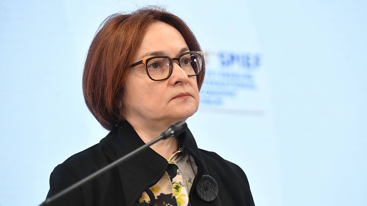 Слабый рубль — это не то, к чему нужно стремиться России, заявила Набиуллина. Зачастую это признак уязвимости экономики, высокой инфляции и недоверия населения к собственной валюте