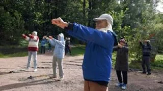 Александр Беглов 870 тысяч петербуржцев серебряного возраста в 2025 году приняли участие в программах активного долголетия Об этом сообщил губернатор Александр Беглов выступая в Законодательном Собрании Петербурга с ежегодным отчётом о результатах работы Правительства города за 2025 год Ведущим проектом социальной политики Петербурга стал Серебряный возраст 1 5 млн человек 26 5 населения города люди серебряного возраста И мы обязаны о них заботиться 870 тысяч человек в 2025 году приняли участие в программах активного долголетия подчеркнул губернатор Он рассказал о формировании в Петербурге для людей старшего возраста системы медицинского сопровождения мерах по вовлечению пожилых горожан в занятия спортом и физической культурой программы образования и досуга Самой востребованной инициативой проекта губернатор назвал Серебряную карту благодаря которой 39 музеев открыли свои двери для петербуржцев старшего поколения Карту получили уже 230 тысяч человек Более 40 тысяч участников собрали в 2025 году Танцевальные веранды Наши серебряные петербуржцы с удовольствием учатся Больше 38 тысяч человек приобрели навыки компьютерной грамотности Ещё почти 30 тысяч человек прошли обучение по самым разным программам Больше тысячи человек освоили новые профессии отметил Александр Беглов Наши новости в Телеграм VК ОK MAX
