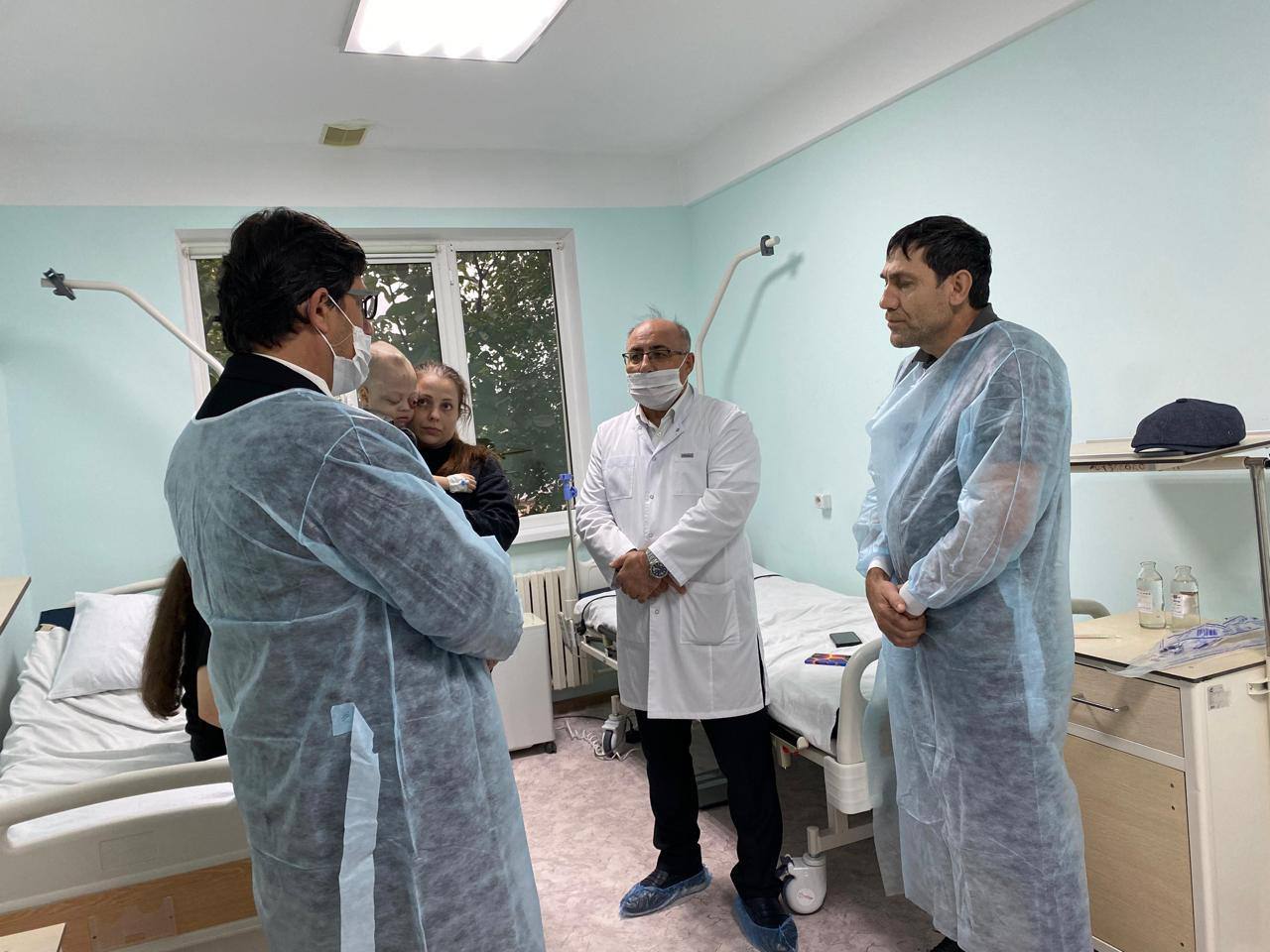 Дагестанские врачи спасают ребенка экстренно эвакуированного из Китая по поручению Путина В Махачкале врачи Детской городской клинической больницы оказывают помощь тяжелобольному мальчику которого спецбортом доставили из Китая после ухудшения состояния во время лечения за рубежом Историю ребенка доложили Владимиру Путину во время его визита в КНР и президент лично распорядился об эвакуации Замминистра здравоохранения Дагестана Патхула Патхулаев посетил пациента оценил объем терапии и обсудил с семьей необходимую поддержку Глава республики Сергей Меликов поблагодарил Путина за оперативную помощь и поручил Минздраву обеспечить все необходимое для лечения RGVKDAGESTAN