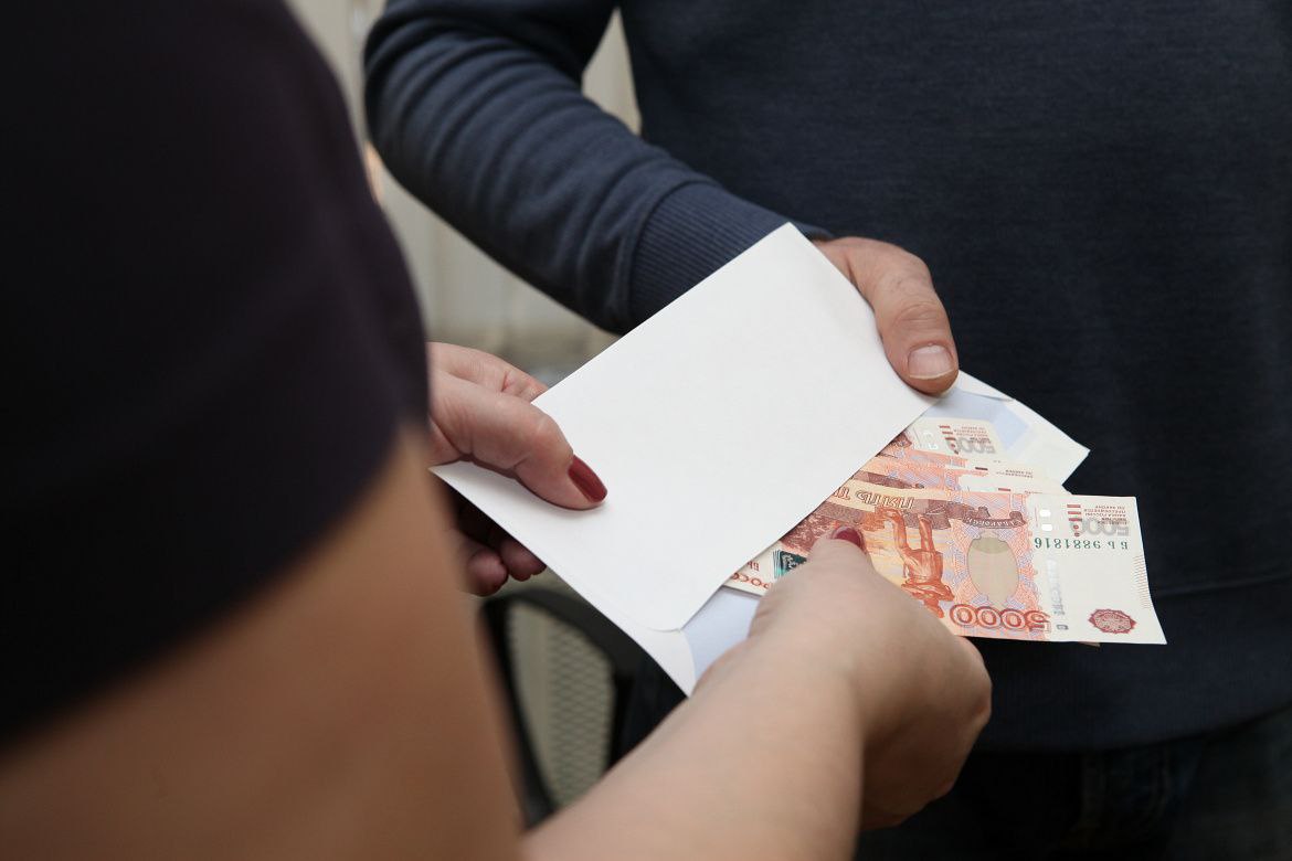 Более 100 миллионов рублей штрафов заплатят 17 компаний Приморья за взятки по итогам 2025 года В бюджет уже поступили 42 5 млн руб Один из самых крупных штрафов 20 млн руб назначен компании в интересах которой передавались взятки главе одного из муниципальных образований края Взамен чиновник обеспечивал юрлицу общее покровительство Еще одна компания выплатила штраф в размере 10 млн руб за взятку в сумме 1 2 млн руб переданную должностному лицу Владивостокской таможни На взятках также поймали компанию занимающуюся ритуальными услугами В ее интересах средства передавались сотруднику учреждения здравоохранения за проведение судебно медицинских экспертиз вне очереди Хотите поделиться новостью Написать в Приморье Онлайн