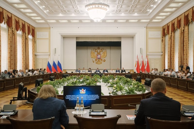 Минфин России  VK     Представители Минфина России и НАПФ рассказали о Программе долгосрочных сбережений жителям Липецка и Воронежа  На этой неделе в Липецке и Воронеже прошли семинары, посвящённые Программе долгосрочных сбережений  ПДС . В мероприятиях приняли участие представители Минфина России и Национальной ассоциации негосударственных пенсионных фондов  НАПФ .  В Воронеже семинар состоялся при поддержке правительства региона. В заседании приняли участие первый заместитель председателя правительства Воронежской области Данил Кустов, министр финансов региона Надежда Сафонова, начальник отдела регулирования негосударственных пенсионных фондов Минфина России Наталия Каменская, вице-президент НАПФ Алексей Денисов, работодатели региона и представители профсоюзов.    Участники обсудили условия участия в ПДС. Программа рассчитана на 15 лет для взрослого населения, для лиц предпенсионного возраста — до исполнения 55 лет у женщин и 60 лет у мужчин, для лиц пенсионного возраста минимальный срок участия — один год.  Софинансирование от государства продолжается в течение 10 лет с момента заключения договора и не может превышать 36 тысяч рублей в год.  Начальник отдела регулирования негосударственных пенсионных фондов департамента финансовой политики Минфина России Наталия Каменская подчеркнула преимущества программы: «Программа подходит всем возрастам, и в неё можно вступить с любым доходом. Главное, вносить от двух тысяч рублей в год. Вы вносите свои средства, государство добавляет ещё столько же. Плюс на эти средства начисляется инвестиционный доход. Это уже больше 100% прибыли. Других таких выгодных накопительных инструментов нет».  Также Наталия Каменская отметила высокую степень надёжности программы: «Негосударственные пенсионные фонды, выбранные операторами Программы, — это самые «зарегулированные» на рынке финансовые организации. Их деятельность определяется более чем пятью сотнями различных нормативных документов и тщательно контролируется Банком России. Все средства, которые будут вложены, включая переведённые в Программу пенсионные накопления и инвестиционный доход, обязательно застрахованы государственным Агентством по страхованию вкладов на 2,8 млн рублей — это вдвое больше, чем страховка банковских вкладов».  Семинары в Липецке и Воронеже дали жителям регионов возможность узнать о преимуществах Программы долгосрочных сбережений и условиях участия в ней.