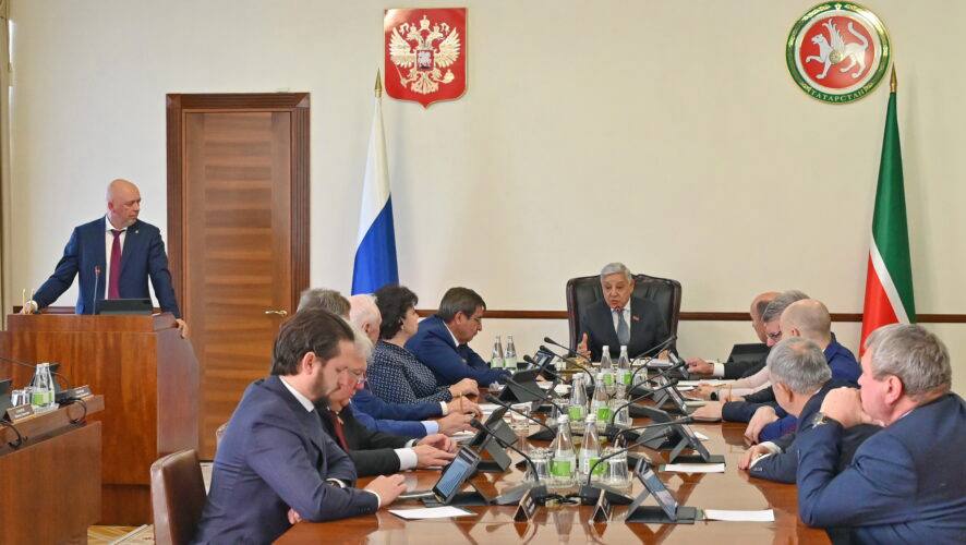 Серьезные предприятия не боятся нанимать самозанятых Татарстан задумался о будущем спецрежима В республике по данным на октябрь 2025 года зарегистрировано более 433 тысяч самозанятых С начала действия специального налогового режима они сформировали более 173 млн чеков Совокупный доход составил 272 млрд рублей В Татарстане признали эксперимент с самозанятыми успешным но указали что остаются проблемы подмены трудовых отношений На заседании президиума Госсовета РТ отметили что самозанятых порой нанимают серьезные предприятия а сами участники спецрежима нередко скрывают часть доходов Теперь в Татарстане готовят закон о ремесленниках Без этого статуса самозанятые сейчас не могут производить даже простые товары вроде полотенец из за требований маркировки Подробности в материале KazanFirst в бот