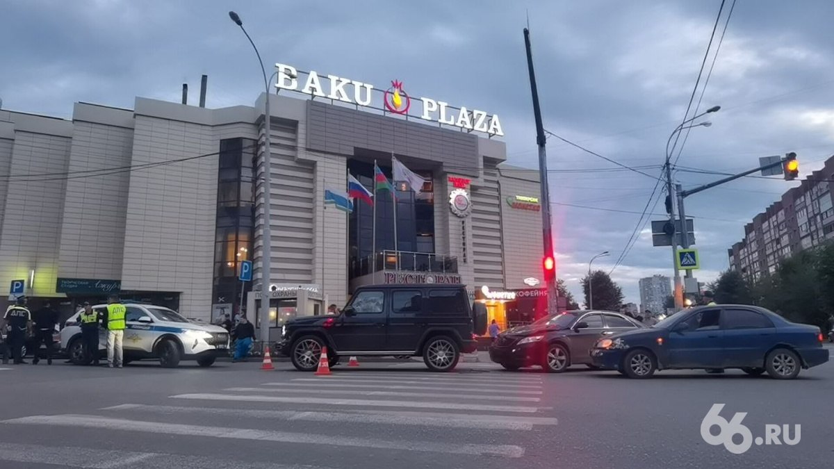 Азербайджанские и российские силовики соревнуются во взаимных задержаниях чужих граждан   Отношения между Москвой и Баку испортились, когда членам екатеринбургской диаспоры предъявили обвинения в заказных убийствах. После того, как двое задержанных погибли, азербайджанские силовики начали собственные операции против россиян.  О причинах, фигурантах и ключевых событиях конфликта — в материале журналиста  .RU Кирилла Смоленцева.  Видео, фото: Baza, Е1.RU, APA Group    Новости из Екатеринбурга