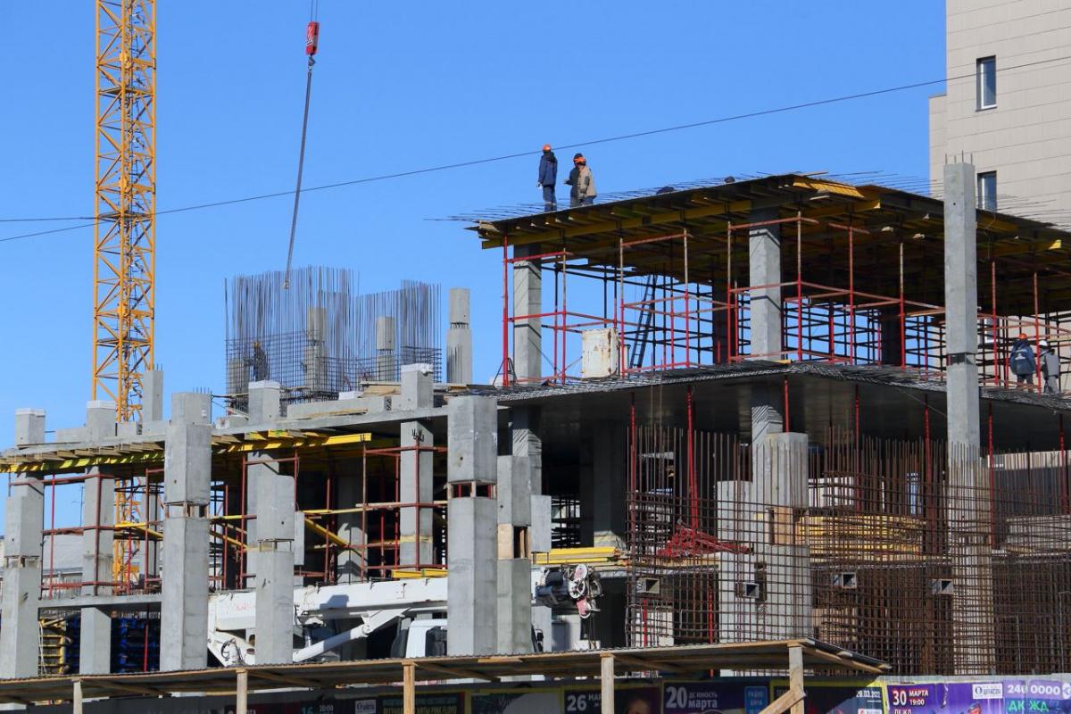 На пресс конференции медиахолдинга Гранада Пресс министр строительства и инфраструктуры Юлий Элбакидзе назвал знаковые проекты в Челябинской области на 2026 год Хирургический корпус областной детской клинической больницы в Челябинске площадью 50 тысяч квадратных метров Это один из ключевых проектов последних лет в регионе В настоящее время на объекте продолжается возведение каркаса Уже весной каркасные работы планируется завершить после чего строители перейдут к следующему этапу прокладке внутренних инженерных сетей Полное завершение строительства корпуса намечено на конец этого года после чего начнутся пусконаладочные работы При строительстве не может не быть трудностей трудности во время стройки возникают на любом объекте и главное их оперативно решить Пусконаладка и монтаж с подключением современного оборудования потребует времени чтобы всё работало как единый механизм прокомментировал Юлий Элбакидзе Многопрофильный медицинский центр в Магнитогорске Еще один важный проект О нем в прошлом году губернатор Алексей Текслер рассказал президенту Владимиру Путину во время его визита в Челябинскую область накануне Дня металлурга Площадь медцентра также составит не менее 50 тысяч квадратных метров Сейчас на площадке идёт активная подготовка расчистка территории земляные работы монтаж ограждений и рытьё котлована Как рассчитали в Минстрое весной должна состояться первая заливка фундамента Также в 2026 году планируется начать работу ещё над одним важным объектом здравоохранения Современная поликлиника на территории Городской клинической больницы 1 В текущем году планируют начать работу над еще одним важным объектов здравоохранения Речь идет про создание отдельного поликлинического корпуса в челябинской ГКБ 1 Это позволит разгрузить действующие мощности больницы вывести амбулаторный приём в специально оборудованное пространство и тем самым повысить общую эффективность работы крупнейшего медицинского учреждения Строительство детской школы искусств 1 Её возведут в рамках национального проекта Семья в Саткинском муниципальном округе Ей будет присвоено имя выдающегося российского гитариста и педагога народного артиста России Юрия Александровича Розума