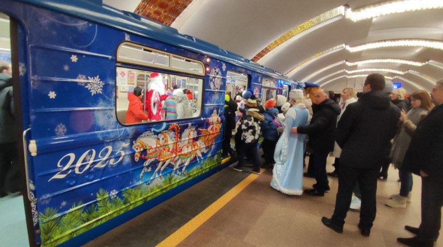 В Минском метро запущены новогодние поезда