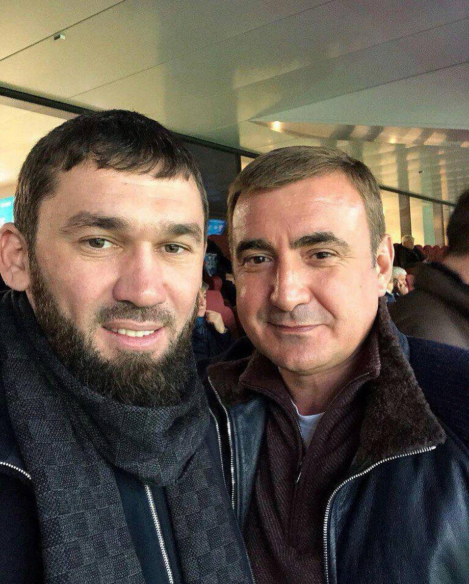 Дорогие друзья Поздравляю с днём рождения помощника Президента Российской Федерации Секретаря Государственного Совета РФ Алексея Дюмина Алексей Геннадьевич истинный патриот России профессионал высокого уровня обладающий ответственностью стратегическим мышлением и умением принимать взвешенные решения в сложных ситуациях Под его руководством ведётся масштабная и значимая деятельность по развитию Госсовета РФ укреплению системы государственного управления и повышению её эффективности Отмечу что Алексей Дюмин с большим уважением относится к нашему народу и поддерживает братские отношения с Главой ЧР Героем России моим ДОРОГИМ БРАТОМ РАМЗАНОМ АХМАТОВИЧЕМ КАДЫРОВЫМ Желаю Алексею Геннадьевичу крепкого здоровья дальнейших успехов в деятельности неиссякаемой энергии и новых свершений во благо России