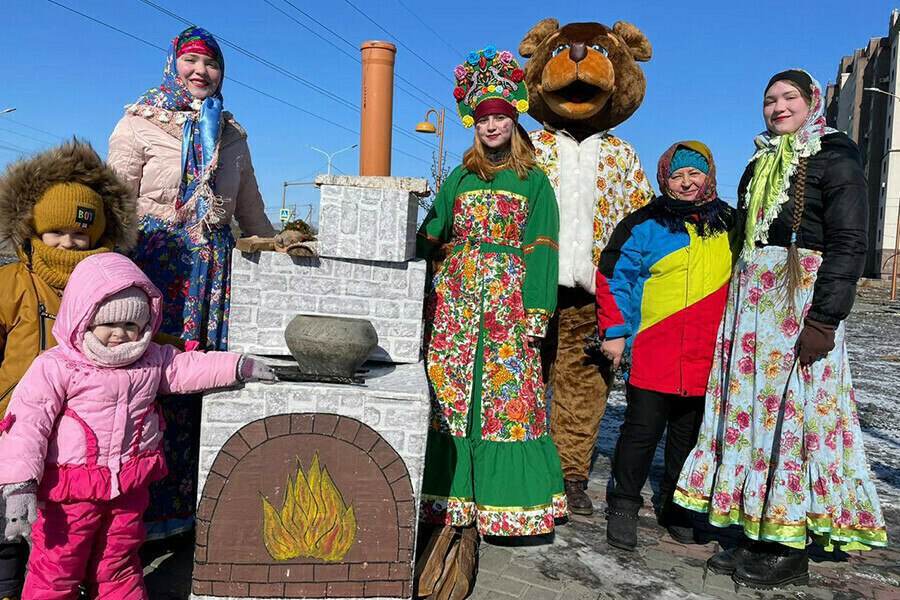 Блины игры и огонь на льду Амура на Amur life программа празднования Масленицы в Благовещенске В воскресенье 22 февраля в Благовещенске будут провожать зиму и с размахом отмечать Масленицу Программа праздника разнообразна Завершится он традиционно сжиганием чучела только вот Масленица в этот раз будет необычной В 12 15 начало праздника Он стартует с Солнечного шествия которое пройдет по набережной от Триумфальной арки до Трибуны Холл После него состоится массовый хоровод Торжественное открытие праздника запланировано на 13 00 оно пройдёт на сцене у флагштока Подробнее здесь