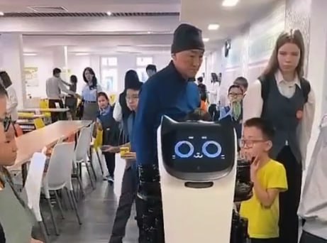 Первый робот официант заработал в школьной столовой Якутска Первый в городе робот официант BellaBot заработал в столовой школы 40 Якутска BellaBot представляет собой умную машину оснащённую системами навигации и датчиками препятствий которая может самостоятельно строить маршрут по заранее загруженной карте помещения аккуратно объезжая людей и столы Подробнее читайте по ссылке yk24 ru в MAX Telegram ВК VK Видео