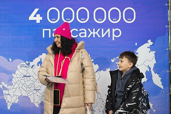 Иркутский аэропорт встретил 4 миллионного пассажира 26 декабря в аэропорту Иркутск встретили 4 миллионного пассажира Таким образом был устанлен абсолютный рекорд пассажиропотока за всю 100 летнюю историю авиаузла Об этом сообщает AVIA RU Юбилейным пассажиром стала Наталья Барахтенко которая вместе с сыном Филиппом следовала рейсом авиакомпании S7 Airlines по маршруту Иркутск Москва Символично что обычный пассажир отправляющийся в путешествие стал частью этого значимого этапа в развитии аэропорта отмечается в сообщении пресс службы воздушной гавани Торжественное чествование почетного гостя прошло в присутствии представителей авиагавани которые вручили пассажиру сертификат на обслуживание в бизнес зале аэропорта и брендированный чемодан с сувенирной продукцией воздушной гавани aviaru net n291185