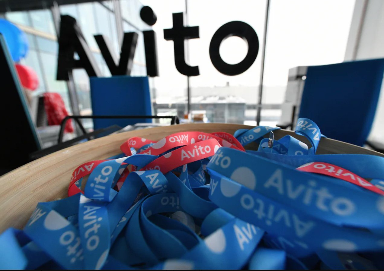Конкурент «Яндекс.Метрики»: зачем Авито покупает платформу для тестирования гипотез? «Авито Тех» приобретает платформу продуктовой аналитики Sigma у EXPF, чтобы усилить собственный сервис Trisigma и занять долю на рынке в ₽1,5 млрд; Сделка дает доступ к клиентской базе EXPF и команде разработчиков, ускоряя выход на малый и средний бизнес сейчас Trisigma ориентирована на крупные компании ; Глобальный рынок аналитики растет: с $12,46 млрд в 2024 году до $14,89 млрд в 2025-м, но в России пока нет явного лидера. Авито экономит годы разработки: интеграция Sigma и Trisigma создаст единую экосистему для бизнеса любого масштаба Зачем это «Авито»? → Упростить тестирование гипотез для продавцов на маркетплейсе; → Закрепиться в нише B2B-аналитики до прихода игроков вроде «Яндекса» или Ozon; → Снизить зависимость от внешних сервисов.