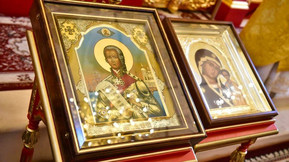 Церкви Богоявления на Острову в селе Хопылево Ярославской области передали личный молитвослов Федора Ушакова 1751 года издания. Передача прошла 3 августа на празднике к 280-летию адмирала. Молитвослов ранее находился в семье советского адмирала Николая Кузнецова и у коллекционеров.  Храму также передали частицу мощей Федора Санаксарского, дяди Ушакова. В этот день прошла церемония гашения маркированной почтовой карточки с изображением церкви.  Фото: Правительство Ярославской области  Еще больше новостей — в Telegram-канале «Ъ-Ярославль»
