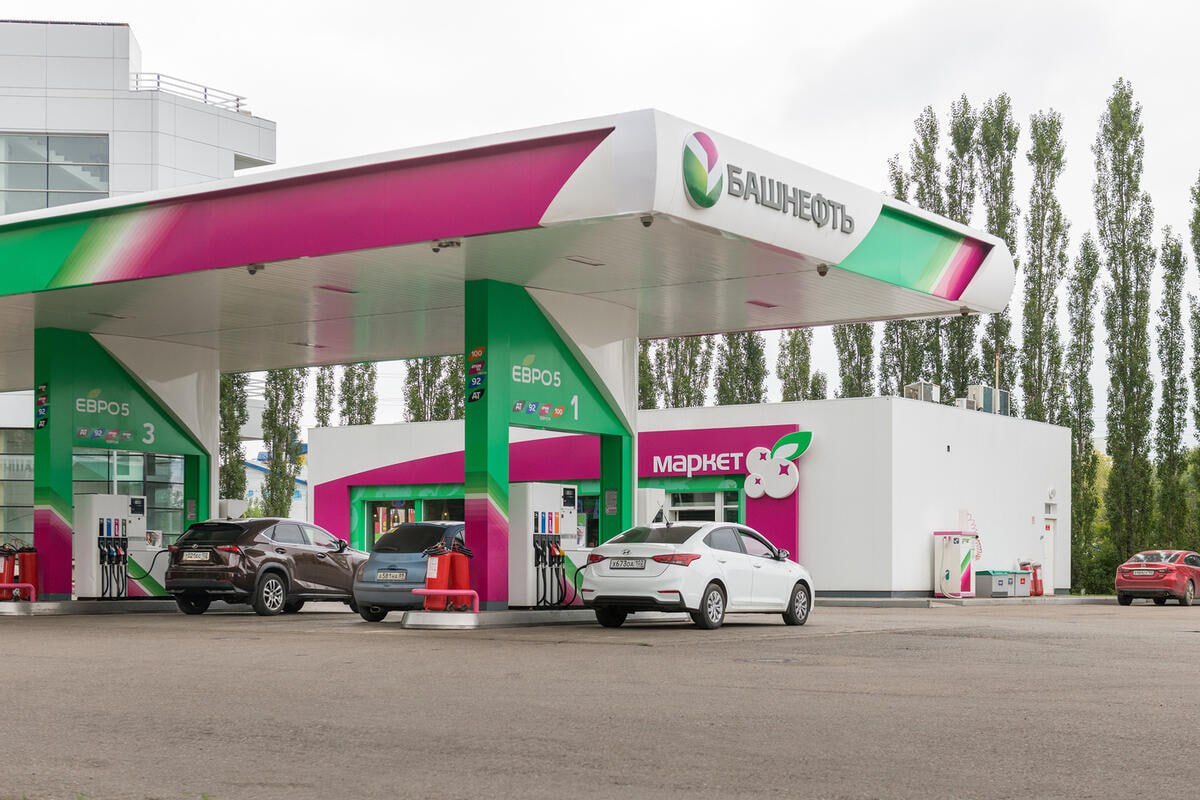 В Башкирии опять подорожал бензин  На заправках «Башнефти» цены выросли на 30 копеек.  — АИ-95 стоит 60,50 р. — АИ-95 ATUM — 61,55 р.  — АИ-92 — 56,65 р. — АИ 92 ATUM — 57,75 р.  Не изменилась стоимость ДТ — 68,60 рубля и АИ-100 — 80,65 рубля.