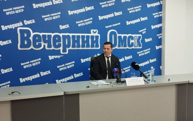 В Омске будут отремонтированы 42 объекта для занятий спортом В 2025 году в Омске планируют отремонтировать 24 спортивных площадки и 18 сооружений для занятий спортом. Об этом рассказал директор департамента по делам молодежи, физической культуры и спорта администрации Омска Евгений Баньковский. Финальные работы проходят на стадионе «Шинник», где провели косметический ремонт помещений и сейчас меняют покрытие футбольного поля. Торжественное открытие стадиона после ремонта состоится 16 августа. «Основную часть нагрузки несет бюджет, но также мы привлекаем спонсоров и меценатов. Еще стараемся участвовать в конкурсах для коммерческих организаций. Яркий пример — группа компаний «Стройбетон», которая отремонтировала школу № 15 по шахматам», — отметил Евгений Баньковский. По словам руководителя департамента, детские спортивные школы Омска начнут набор учеников с 15 августа. На сегодняшний день в 25 учреждениях города обучаются более 16 тыс. детей. Средний возраст приема в спортивную школу — 6-13 лет.