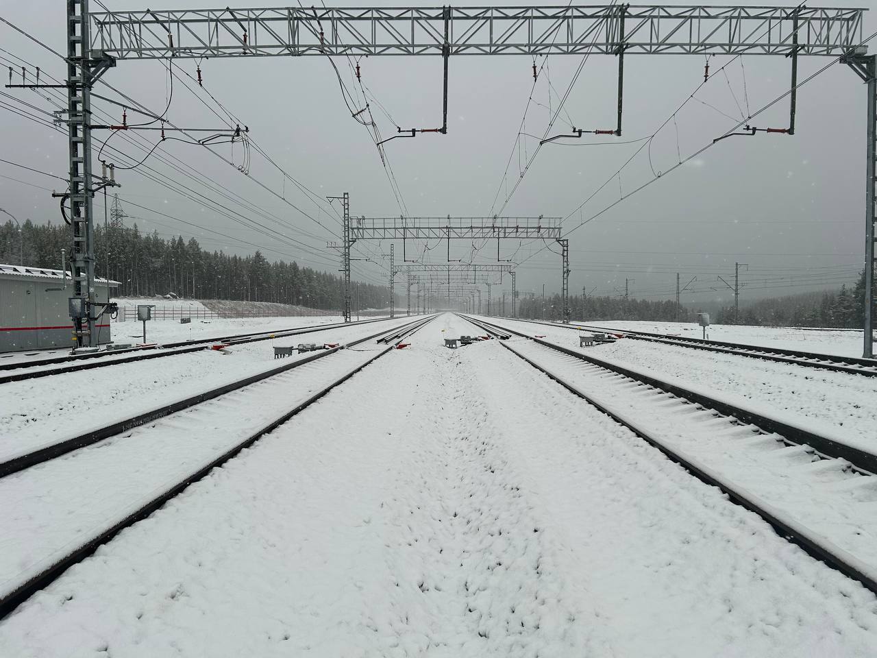 Новые возможности для транспортировки грузов в порты Кольского залива: завершен первый этап реконструкции станции Кандалакша  Модернизация включала строительство нового приемоотправочного парка, сообщили в РЖД. Железнодорожники проложили четыре пути общей длиной 4,8 км, способных принимать составы из 71 вагона; установили 16 стрелочных переводов и 18 светофоров, смонтировали 7,9 км контактной сети.  Фото: Телеграмма РЖД    Подпишись — Вести Мурман