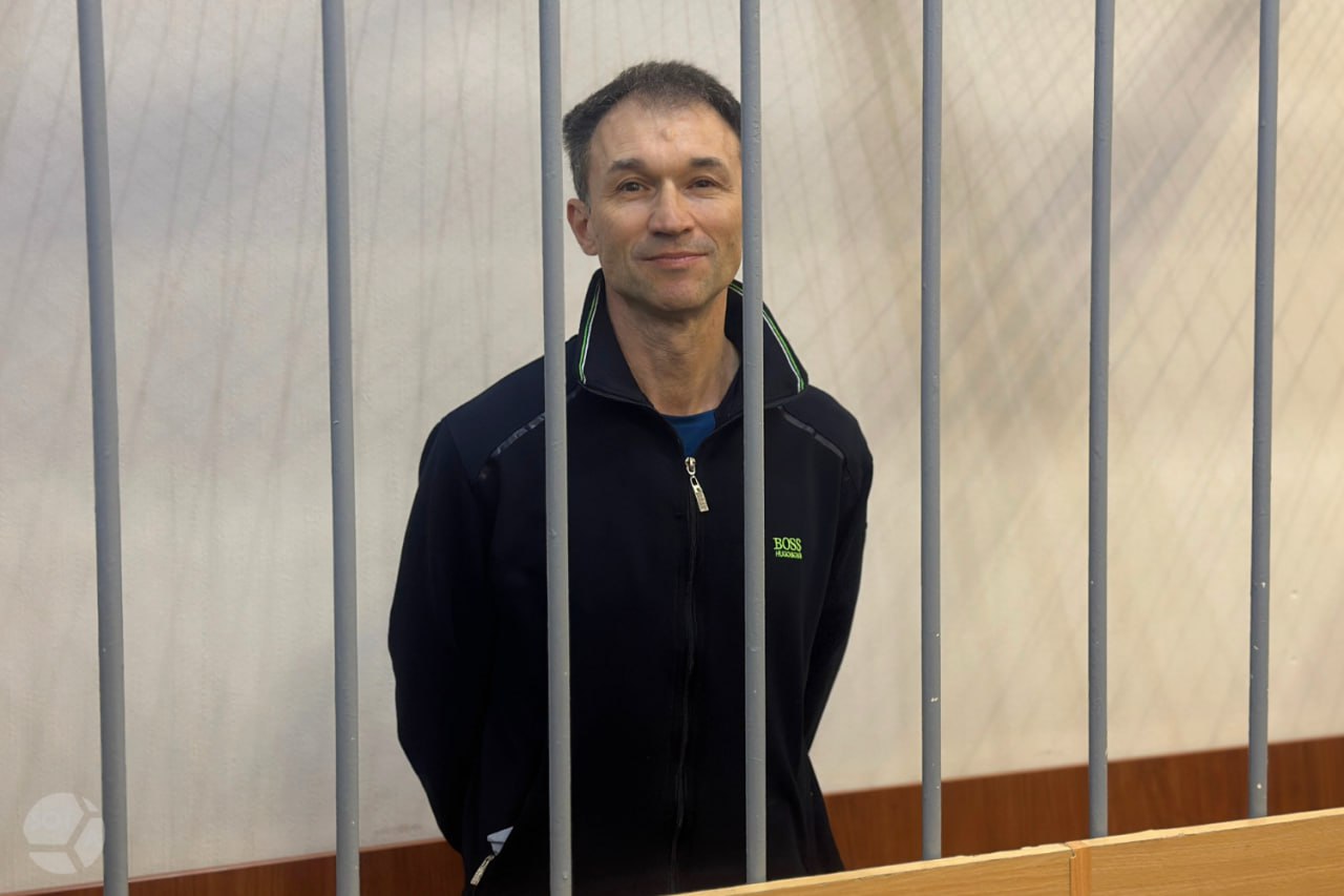 К штрафу в 350 тысяч рублей приговорили основателя сервиса iGooods из за донатов экстремистскому ФБК на сумму 3500 рублей Петроградский суд Петербурга признал 58 летнего предпринимателя Григория Куниса виновным по делу о финансировании экстремисткой деятельности Ему назначили штраф в 500 тысяч рублей но зачли время проведенное в СИЗО снизив итоговый штраф до 350 тысяч передает наш корреспондент в суде Куниса освободили в зале суда Прокурор Михаил Русских известный по делу активистки Дарьи Козыревой запрашивал подсудимому 6 лет колонии По версии следствия в 2021 2022 годах Кунис перевел 7 платежей по 500 рублей Фонду борьбы с коррупцией признан в РФ иноагентом экстремистским нежелательным а теперь и террористическим Кунис признал вину сказав что донатил ФБК потому что считал их расследования хорошей журналистской работой без политической оценки Выступая с последним словом предприниматель попросил применить к нему право на ошибку принципа которого придерживались компаниях которыми он руководил Кунис заверил что на свободе своим трудом принесет больше пользы обществу в виде налогов и предоставления качественных сервисов Григорий Кунис возглавлял Альянс независимых региональных издателей и больше десяти руководил сетью газет Мой район теперь это портал MR7 В 2006 году Кунис стал лауреатом конкурса Медиаменеджер России В 2015 году с братом Дмитрием он основал сервис по доставке продуктов iGooods отчасти предвосхитив эру доставки продуктов и товаров из магазинов и ресторанов Григорий Кунис один из основателей движения Бессмертный полк в Петербурге и профинансировал первое шествие в городе в 2014 году Прокурор Русских упомянул это в качестве смягчающего обстоятельства Фото SOTAvision