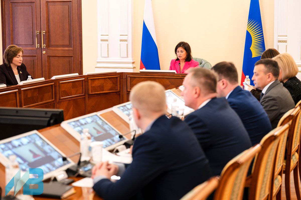 Мурманский Вестник новости Мурманская область готовится отметить 81 ю годовщину разгрома фашистов в Заполярье В октябре в Мурманской области пройдет более 250 мероприятий посвященных 81 й годовщине разгрома немецко фашистских войск в Заполярье Как сообщила на оперативном совещании первый заместитель губернатора Оксана Демченко ожидается участие более 18 тысяч жителей и гостей региона Ключевым событием станет церемония захоронения останков советских воинов 18 октября в Долине Славы Планируется что мероприятие посетит внучка маршала Ивана Конева Елена Конева В течение месяца также состоятся уроки мужества патриотические акции открытие муралов и парт Героев а также концерт ансамбля Краснознаменного Северного флота Особое внимание будет уделено чествованию жителей отличившихся в патриотическом подробнее на канале Мурманский Вестник новости