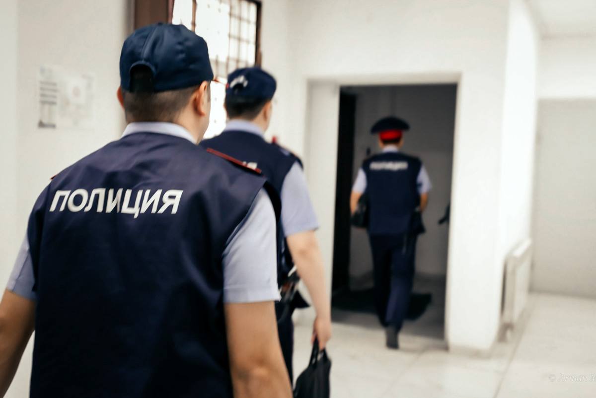 В Мангистау замакимов поймали с наркотиками В Мангистауской области разгорелся громкий скандал в результате спецоперации проведённой полицией совместно с акиматом региона были задержаны трое жителей Мунайлинского района подозреваемые в совершении наркоправонарушений Среди них заместитель акима Мунайлинского района и заместитель акима села Атамекен В настоящее время в отношении подозреваемых начато досудебное расследование изъятые вещества направлены на экспертизу проводятся следственные действия baq rus