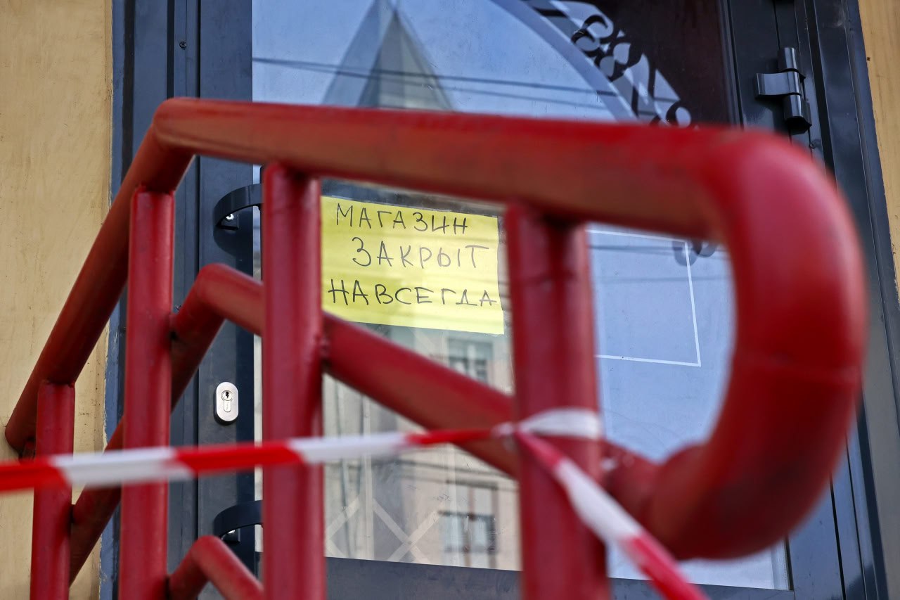 В Вологодской области закрылось 362 алкомаркета и 125 точек продажи вейпов Губернатор Георгий Филимонов сообщил что это результат работы по борьбе с алкоторговлей и вейп продукцией В регионе было 610 алкомаркетов из которых 362 уже закрылись в том числе 16 с начала августа В крупных городах закрытие коснулось 93 из 118 алкомаркетов в Вологде и 173 из 265 в Череповце Также были закрыты 9 наливаек Что касается вейп магазинов 125 из 316 закрылись с начала июня включая 25 в августе На фоне этого растет число компаний получающих льготные займы по программе 5 3 3 которые могут взять до 5 миллионов рублей на перепрофилирование алкомаркетов в заведения общепита По этой программе уже выдано 11 займов на общую сумму более 43 миллионов рублей В городах региона открываются новые кафе такие как молодежное кафе с паназиатской кухней в Череповце Правительство Вологодской области также готово помочь бизнесу связанному с вейпами и продолжает работать над механизмом этой поддержки Палисад Media Подписывайтесь