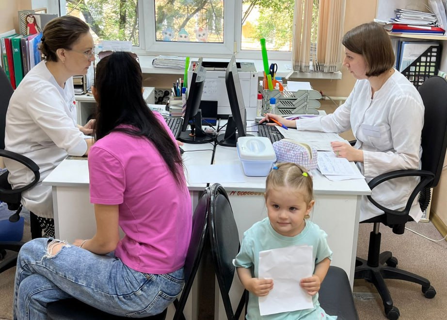 Студенты-медики ДВГМУ вышли на практику в Хабаровском крае Практика поможет определиться с местом будущей работы. Студентов направляют не только в медучреждения Хабаровского края, но и в другие регионы России. Вникать в суть профессии студенты-медики начинают после третьего курса. Навыки закрепляют на врачебной практике. Выпустившись из вуза, многие возвращаются в полюбившееся учреждение, но уже в статусе врачей. Всего в этом году на практическое обучение направлено 1 783 обучающихся ДВГМУ. В лечебных учреждениях Хабаровска практику проходят более 700 человек, а в округах и районах Хабаровского края – более 450 человек. Обучение продлится до второй половины июля, а уже осенью выпускники приступят к работе в государственных лечебных учреждениях.