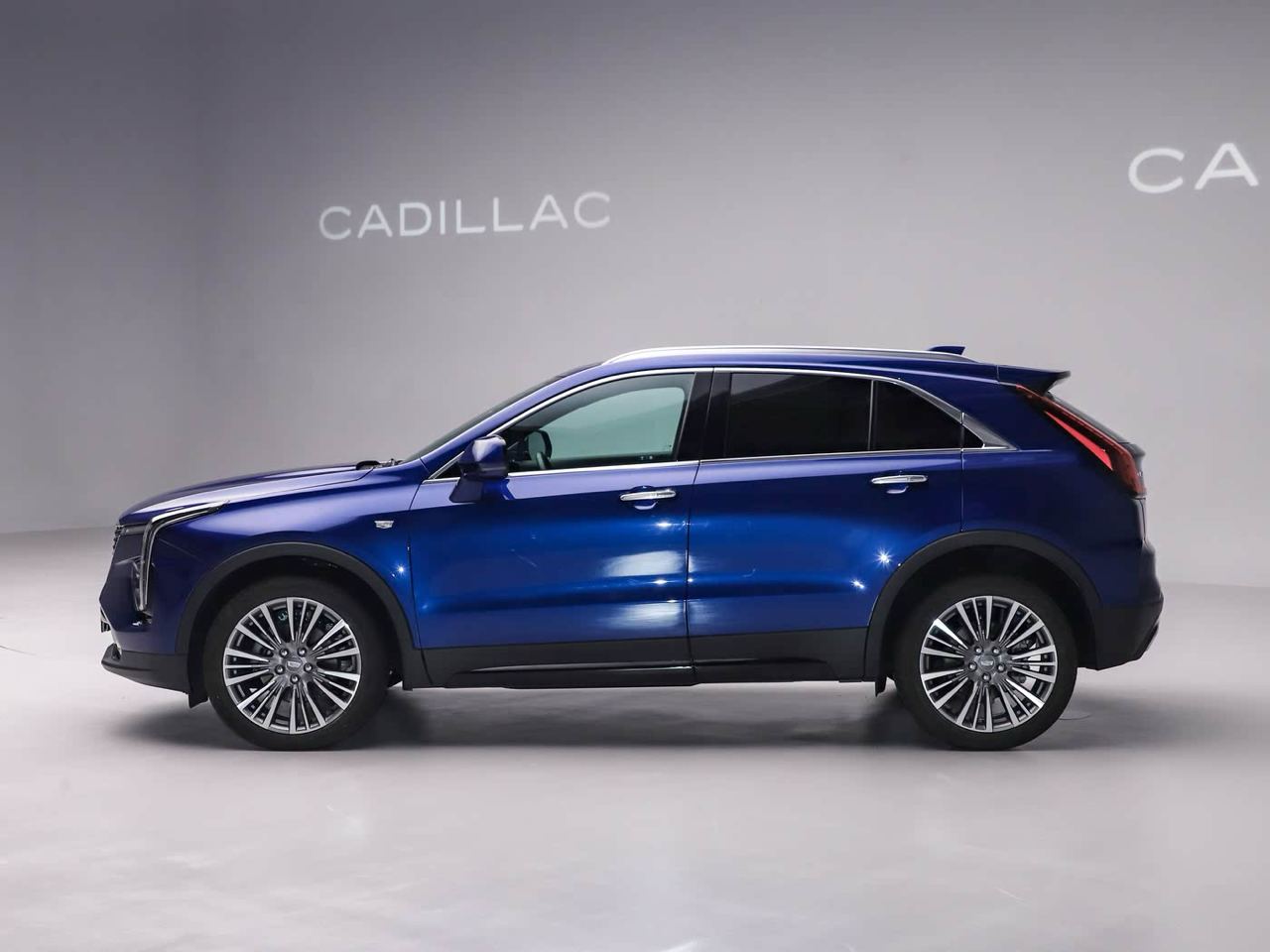 В Китае продают свежий Cadillac дешевле Lada Aura. Кроссовер XT4 2025 года можно купить за ¥159 тыс. около ₽1,7 млн . Авто мощностью 211 л.с. разгоняется до 100 км/ч за 8,9 секунды. Максимальная скорость 205 км/ч. Бонусом в эту цену входят 8 подушек безопасности, цифровая приборка и адаптивные фары. Для сравнения: Lada Aura стоит ₽2,6 млн и выдает только 122 л.с.