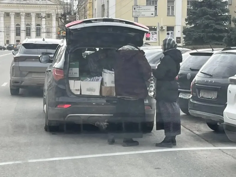 Самопровозглашённого епископа задержали в Рязани Псевдобатюшка прямо в центре города агитировал за отказ от паспортов СНИЛС и ИНН Но не нашёл понимания у рязанских полицейских был задержан и отдан под суд За незаконную миссионерскую деятельность мужчине придётся заплатить штраф 5 тыс рублей И пожертвовать убеждениями ведь в суде и при оплате штрафа приходится предъявлять паспорт Подписаться на Рязанскую сплетницу в MAX