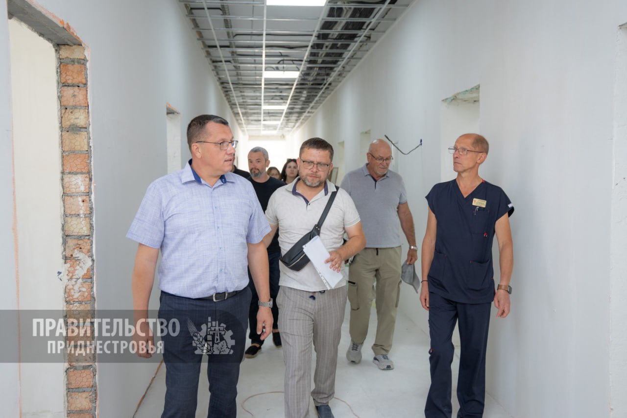 В РКБ продолжается масштабная реконструкция Инфекционный корпус готов на 80% - завершение работ планируется до конца года. Переоснащение ведется с учетом современных стандартов: индивидуальные боксы, усиленная вентиляция, новая система теплоизоляции и герметичное остекление. Обновляются кардиологический корпус, административное здание и пищеблок готовность – 85% . Завершен ремонт рентген-кабинета. Продолжается благоустройство ситуационного центра. Работы идут поэтапно. Цель – современная, безопасная и эффективная система здравоохранения. Все подробности читайте на нашем сайте. Пресс-служба Правительства