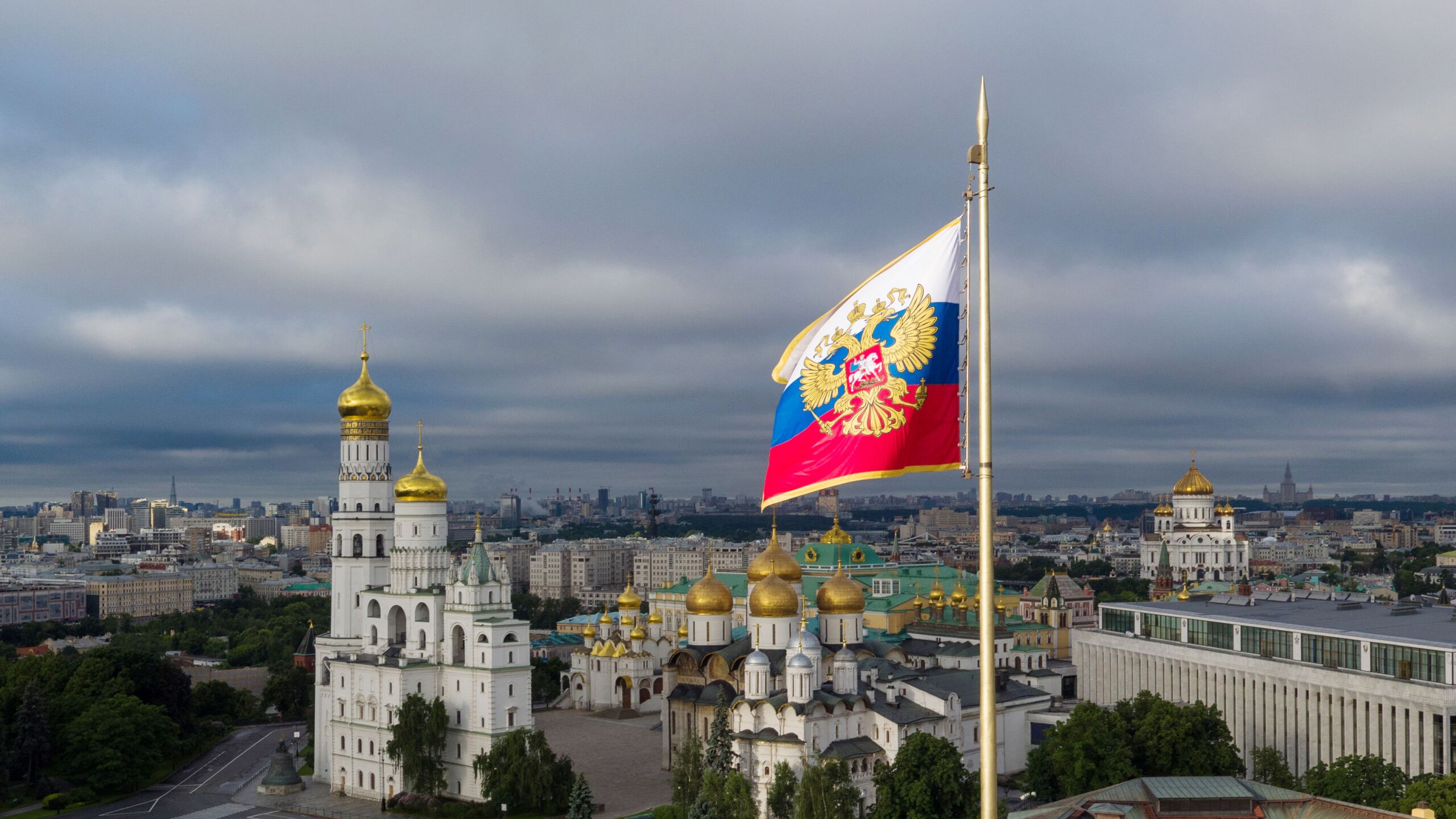 Президент России Владимир Путин готовится к напряжённой неделе, в частности, ко Дню Победы, двусторонним встречам, большое число гостей, заявил пресс-секретарь президента РФ Дмитрий Песков.