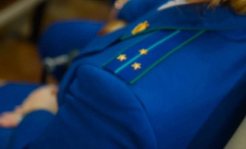 Прокуратура Ростова проконтролирует соблюдение прав пострадавших от атаки БПЛА  В Ростовской области прокуратура следит за соблюдением прав пострадавших от атаки беспилотников в Новочеркасске. Пострадавшим оказывается необходимая помощь, а ситуацию лично контролирует прокурор города Александр Доценко.  Напомним, что Новочеркасск, Шахты, а также Мясниковский, Родионово-Несветайский и Аксайский районы были атакованы БПЛА ночью на 23 июля. В Новочеркасске в результате атаки ранены три человека: две женщины получили легкие и средние ранения, еще один мужчина с тяжелым осколочным ранением живота госпитализирован. В городе из-за падения обломков беспилотников произошли пожары, которые быстро потушили, повреждены четыре автомобиля.   В других районах пострадавших нет. В течение дня муниципальные комиссии зафиксируют ущерб.