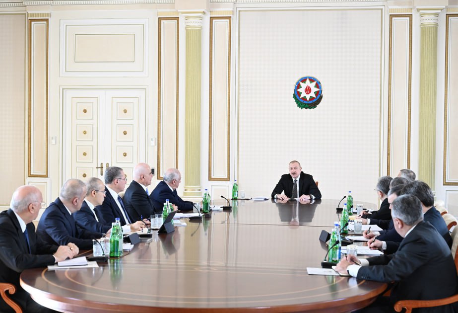 Президент Алиев провёл совещание по Госпрограмме на 2026 2035 годы посвящённой развитию систем водоснабжения и водоотведения в Баку и на Абшеронском полуострове В ходе встречи заместитель премьер министра Шахин Мустафаев и председатель Агентства водных ресурсов Азербайджана ADSEA Заур Микаилов доложили о выполненных и планируемых работах Кроме того Алиев утвердил законодательные поправки предусматривающие сокращение на шесть месяцев срока действительной военной службы офицеров в мирное время Поправки внесены в положения О порядке прохождения военной службы и в закон О воинской обязанности и военной службе Прислать новость   Подпишись на нас в соцсетях Подпишись на BT News