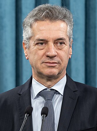 Правящая партия Словении Движение за свободу предложила провести референдум о членстве страны в НАТО. Премьер-министр Роберт Голоб заявил, что у Словении два варианта: остаться в альянсе с обязательными взносами или выйти. Коалиционные партии социал-демократы и Левица поддержали инициативу. Референдум о вступлении в НАТО уже проводился в 2003 году 66% «за» , и с 2004 года Словения является членом альянса. Официальное предложение будет представлено на следующей неделе.