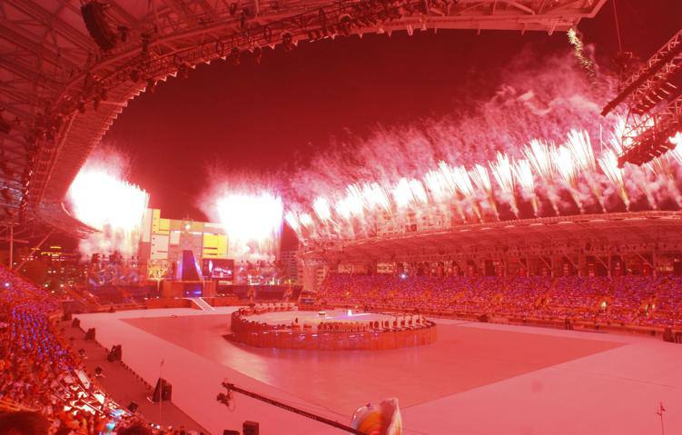 В Токио стартовали XXV Сурдлимпийские игры Участие в состязаниях примут 3 тысячи спортсменов из более чем 70 стран Будут разыграны 212 комплектов медалей в 21 виде спорта Впервые спортсмены с нарушением слуха состязались между собой в 1924 году в Париже Так что стартовавший турнир посвящён 100 летию Сурдлимпийских игр Россия будет представлена в 12 видах спорта легкая атлетика борьба дзюдо карате плавание бадминтон настольный теннис теннис гольф тхэквондо велосипедный спорт шоссе велосипедный спорт маунтин байк Честь страны предстоит отстаивать 36 атлетам минимальная задача стоящая перед ними завоевать 30 медалей Двое из этой когорты калининградцы борец Алексей Шемаров шоссейная велогонщица Алиса Бондарева Алиса за свою карьеру завоевала уже три Сурдлимпийских золота В 2013 году в Софии калининградка выиграла спринтерскую гонку спустя 4 года повторила успех в турецком Самсуне и добавила золотую награду в индивидуальной гонке с раздельным стартом Велосипедисты вступят в борьбу за медали 17 ноября борцы начнут состязаться 22 числа