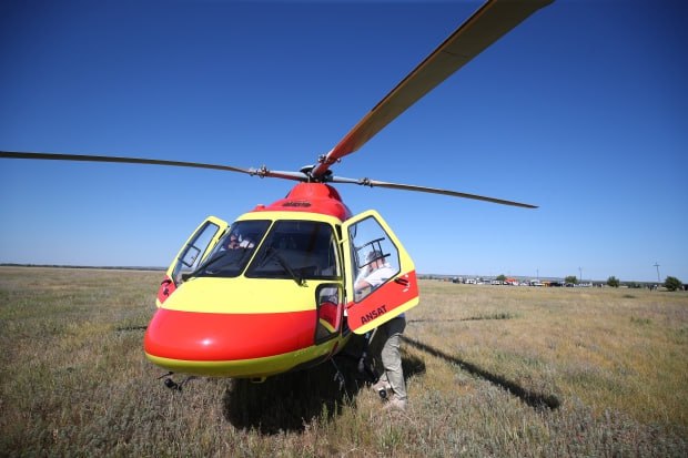 Крылатая скорая Волгоградской области совершила 252 вылета    С начала 2025 года в медучреждения региона было доставлено 247 пациентов с сердечными заболеваниями, последствиями ДТП и другими неотложными состояниями.    Как сообщает комитет здравоохранения Волгоградской области, вертолеты «Ансат» чаще всего направлялись в Михайловку  35 вылетов , Камышин  30 , Урюпинск  26  и Палласовку  24 . Среди эвакуированных жителей региона 128 были госпитализированы с острыми сердечными проблемами, 15 – с нарушениями мозгового кровообращения. Последствия автомобильных аварий стали причиной госпитализации 39 человек, 8 пациентов получили необходимую помощь из-за ожогов и еще 8 – из-за отравлений. Особое внимание уделялось детям: всего был эвакуирован 41 ребенок, самому младшему из которых было три месяца на момент транспортировки.   ‍  Напомним, региональная служба санитарной авиации обладает двумя современными медицинскими вертолетами «Ансат», а также располагает специализированными выездными бригадами на базе 25-й больницы.