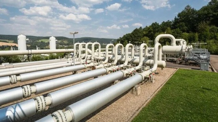 Берлин заставляет бывшую дочку Газпрома отказаться от российского газа Министерство экономики Германии потребовало от государственной компании SEFE ранее принадлежавшей Газпрому расторгнуть контракт на поставку российского СПГ передает ArbatMedia   Прислать новость