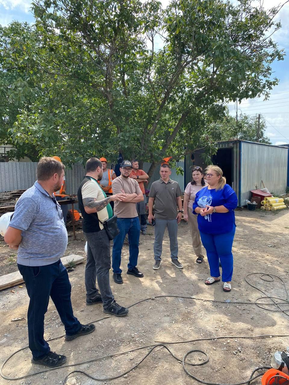 В Талаковском Центре детского и юношеского творчества завершают кровельные работы Об этом на встрече с жителями сообщил заместитель главы округа Игнат Яремчук Строители уже выполнили усиление фундамента и восстановили конструктив здания Завершение кровельных работ запланировано на конец осени Это позволит зимой приступить к внутренней отделке помещений чтобы как можно скорее открыть обновленный центр для юных талантов Капитальный ремонт этого учреждения является частью масштабной региональной программы Главы ДНР направленной на восстановление городов и районов Республики Как неоднократно подчеркивал Денис Пушилин восстановление учреждений образования культуры и спорта по прежнему остается одной из приоритетных задач