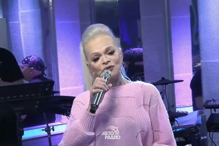 В Москве отменили концерт в честь 70 летия Долиной Организаторы приняли решение об отмене концерта в честь 70 летия Ларисы Долиной пишут российские СМИ Причина отмены очень низкая раскупаемость билетов на него По сведениям блогера Сурена Каграманова Telegram канал Товарищ Сорян экс Пранкер Сорян концерт в честь юбилея певицы должен был состояться в московском Доме музыки Зал в итоге оказался практически пустым пишет Сорян За полгода удалось продать лишь 15 билетов сообщает он Артистка отменила себя сама Своими решениями своей позицией недальновидностью и чрезмерной уверенностью в себе и своем блате отметил блогер Директор Долиной Сергей Пудовкин попытался опровергнуть отмену юбилейного концерта который должен был состояться 6 марта но в распоряжении издания СтарХит оказалась копия официального письма организаторов об отмене мероприятия uralweb ru