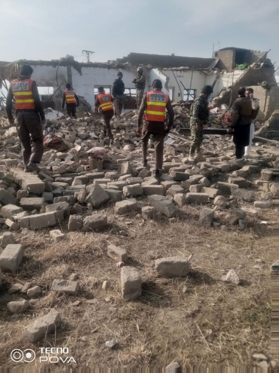 Теракт в Пакистане Экстремист устроил взрыв в провинции Хайбер Пахтунхва Смертник на начиненной взрывчаткой машине привел в действие механизм бомбы у блокпоста войск в округе Баджаур Взрыв разрушил находившуюся вблизи мечеть После этого боевики нанесли по месту атаки удары шестью самодельными ракетами и БПЛА Погибли десять военнослужащих полицейский и два ребенка Ответственность за теракт взяла группировка Техрик е Талибан Пакистан cbctvaz