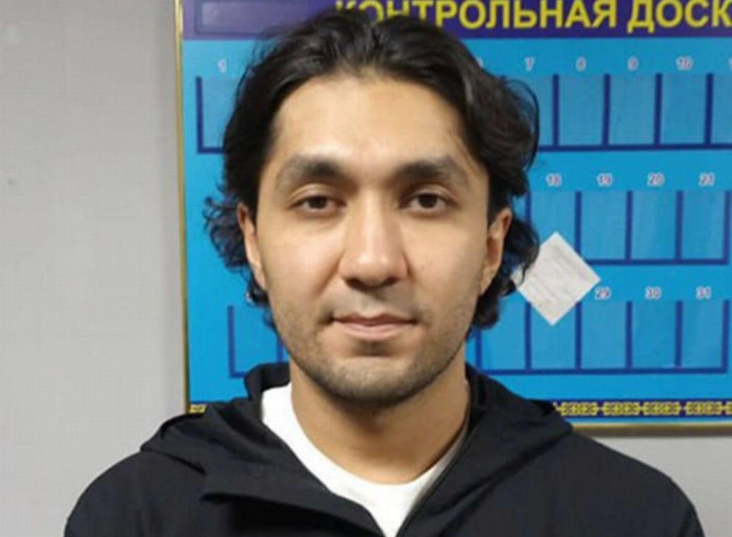 Суды Узбекистана вновь демонстрируют чудеса гуманности Акмаль Шукуров вышел на свободу спустя 54 дня в колонии общего режима Шукуров подал апеляцию с требованием облегчить приговор что одобрил повторный суд новый приговор 4 года ограничения свободы ранее его признали виновным по статьям о мошенничестве хулиганстве и причинению тяжкого вреда здоровья по факту избиения Бориса Авакяна после чего Шукуров попытался сбежать через Казахстан где его задержали и вернули на родину местные правоохранители