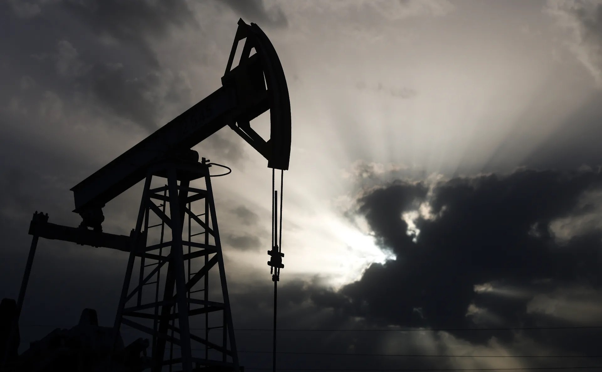Politico: ЕС не сможет понизить потолок цен на нефть из России, так как Дональд Трамп выступает против Мнение Евросоюза по этому вопросу «не имеет большого значения», так как без одобрения США сообщество вряд ли сможет реализовать планы в полной мере. #ЕС #Европа #Россия #США #нефть #цены #Трамп