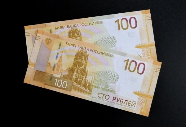 В ЦБ согласились с обновлением дизайна банкноты в 100 рублей Регулятор приступил к рассмотрению возможных вариантов её модернизации. Информация об этом содержится в ответе Центробанка на обращение первого зампреда комитета Госдумы по контролю Дмитрия Гусева. «Принимая во внимание, что на обновлённой банкноте 5000 рублей выпуска 2023 года и на разрабатываемых банкнотах номиналом 10, 50, 500, 1000 рублей предусмотрено отображение карты федерального округа, этот подход в целях поддержания единства оформления серии планируется распространить на дизайн купюры в 100 рублей», — отмечается в послании Центрального банка. Ранее Гусев подчёркивал, что старые банкноты будут постепенно заменяться по мере износа. Подпишись на «Говорит Москва»
