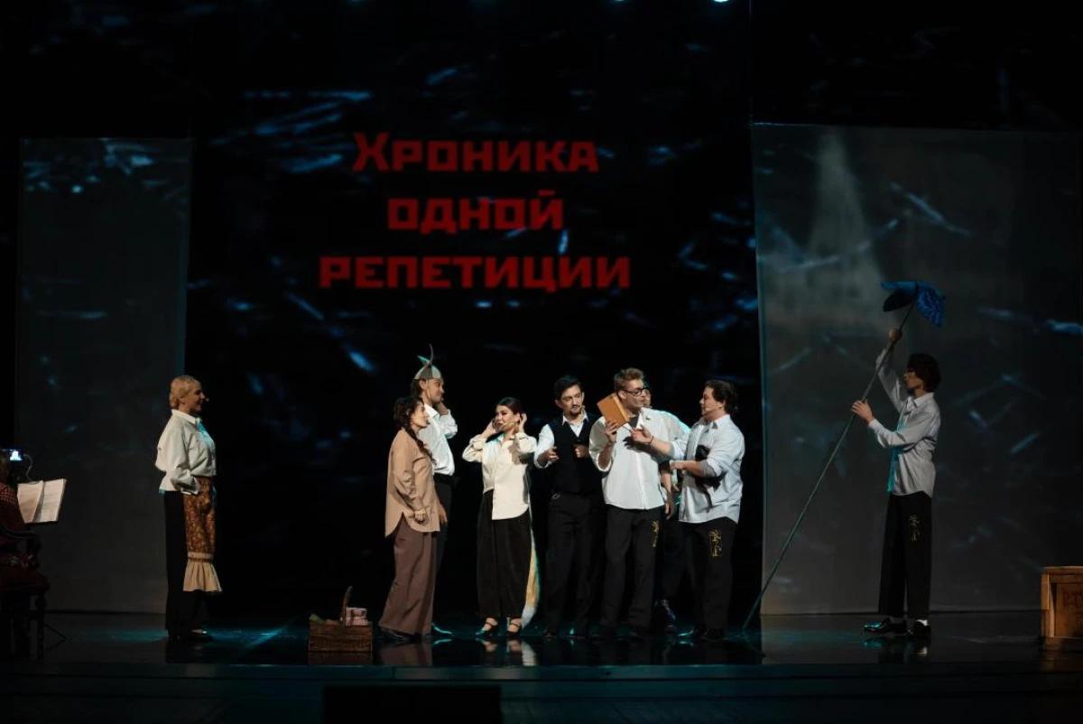 Президент Казахстана поздравил театр имени Наталии Сац с 80 летием 7 ноября 2025 года в Астана Балет состоялось торжественное мероприятие посвящённое 80 летию Государственного академического театра для детей и юношества имени Наталии Сац передает BAQ KZ со ссылкой на пресс службу Министерства культуры и информации РК Коллектив легендарного театра поздравил Глава государства Касым Жомарт Токаев Поздравление от имени Президента зачла министр культуры и информации РК Аида Балаева В своём обращении Президент отметил значительный вклад театра в развитие детского искусства его просветительскую миссию и роль в духовной жизни страны Ваше многогранное творчество содействует культурному развитию страны утверждению в нашем обществе ценностей созидания и гуманизма Государство высоко ценит ваше понимание миссии театра как пространства рождения культуры служения искусству и людям Уверен масштабная реконструкция театра откроет широкие перспективы для воплощения в жизнь интересных художественных замыслов и резонансных премьер Пусть искренние эмоции радость и благодарность зрителей вдохновляют вас на большие свершения во благо Казахстана Желаю всему коллективу вдохновения ярких творческих событий и дальнейшего процветания театра говорится в поздравлении В этот вечер сотрудники театра были удостоены государственных наград Орденом Парасат награждён Олег Гостев орденом Құрмет Раиса Лешева и Махсат Сахиұлы медалью Ерен еңбегі үшін Айдар Құрманбаев Инна Поротикова Марина Самбетбаева и Артём Селезнёв Медаль Шапағат вручена Александру Русиновичу а звание Қазақстанның еңбек сіңірген қайраткері присвоено Анне Кузембаевой Награды от имени Президента вручила министр культуры и информации Аида Балаева пожелав коллективу творческого вдохновения и любви зрителей Юбилейные гастроли театра в Астане открылись миниатюрой Письма истории в исполнении учеников детской студии SATS ComUnity трогательной постановкой о судьбе легендарного ТЮЗа имени Н Сац рассказанной глазами юных актёров Зрителям также представили спектакль реконструкцию САЦ основанный на реальных событиях из жизни основательницы театра Постановка переносит зрителей в 1945 год актёры под руководством Наталии Сац готовятся к премьере сказки Евгения Шварца Красная шапочка Роль основательницы исполнила заслуженная артистка Казахстана кавалер ордена Дружбы РФ Татьяна Тарская Режиссёром спектакля выступила лауреат российской театральной премии Золотая маска Галина Пьянова За восемь десятилетий существования театр прошёл путь от первых постановок по произведениям Шварца Пушкина и Маршака до современных спектаклей Сегодня театр имени Наталии Сац остаётся символом доброты вдохновения и веры в чудо