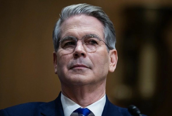 Глава Минфина США призвал оценивать последствия санкций против России Скотт Бессент рекомендовал конгрессу предоставлять администрации президента пространство для манёвра для поддержания переговоров с Москвой. «Все варианты на столе. Министерство финансов готово принять меры для содействия прочному и устойчивому миру. У нас есть действующие санкции и экспортный контроль в отношении России. Они остаются в силе», — подчеркнул министр. Подпишись на «Говорит Москва»
