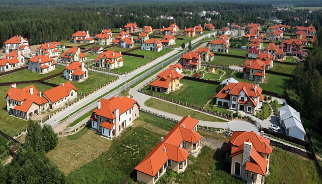 В Госдуме предложили заморозку ипотеки для пострадавших заемщиков ИЖС В ЦБ направлены следующие варианты решения проблем обманутых заказчиков: Предусмотреть механизм временной заморозки взысканий по ипотечным обязательствам. Приостановить начисления процентов и штрафных санкций для пострадавших заемщиков ИЖС. Обязать банки при наличии неотправленных вторых траншей перечислять их на счет заемщика для самостоятельной достройки домов. Проработать вопрос об ужесточении требований к банковской аккредитации подрядных организаций. Как пояснили в Госдуме, когда люди только приходили брать ипотеку, сотрудники финорганизаций предлагали им оформлять договоры с аккредитованными заказчиками. Но, когда выяснилось, что компании оказались мошенниками и, собрав деньги, растворились, банки отвернулись от заемщиков, заявив, что аккредитация была не обязательная, ничего по сути не значила. Получается, что в руки мошенников людей привели именно банки.