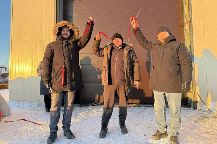 Современное картофелехранилище на 500 тонн открылось в селе Маган Крестьянское хозяйство Котрус работающее в селе Маган сделало значительный шаг в развитии введя в эксплуатацию собственное картофелехранилище Новый современный объект рассчитан на единовременное хранение до 500 тонн урожая Это событие позволит хозяйству не только минимизировать потери но и гарантировать поставки качественной местной продукции потребителям в течение всего года укрепляя продовольственную безопасность региона Реализация проекта стала возможной благодаря государственной поддержке В 2024 году по итогам конкурсного отбора на строительство была выделена существенная субсидия в размере 42 4 миллиона рублей покрывающая 80 от его сметной стоимости На эти средства было закуплено и установлено современное технологическое оборудование для сортировки и обработки картофеля На торжественной церемонии открытия заместитель министра сельского хозяйства республики Николай Афанасьев отметил стратегическую важность таких проектов По его словам ввод в строй подобных объектов напрямую способствует повышению рентабельности местных аграриев и обеспечивает жителей стабильным доступом к свежей местной продукции Глава семейного хозяйства Котрус Андрей Котрус добавил что открытие хранилища является ключевым этапом в развитии более чем 30 летней истории предприятия Этот шаг позволит хозяйству повысить экономическую устойчивость выстраивать долгосрочные партнерские отношения и планировать поставки внося еще больший вклад в обеспечение столицы республики качественным картофелем местного производства Фото Министерство сельского хозяйства Якутии