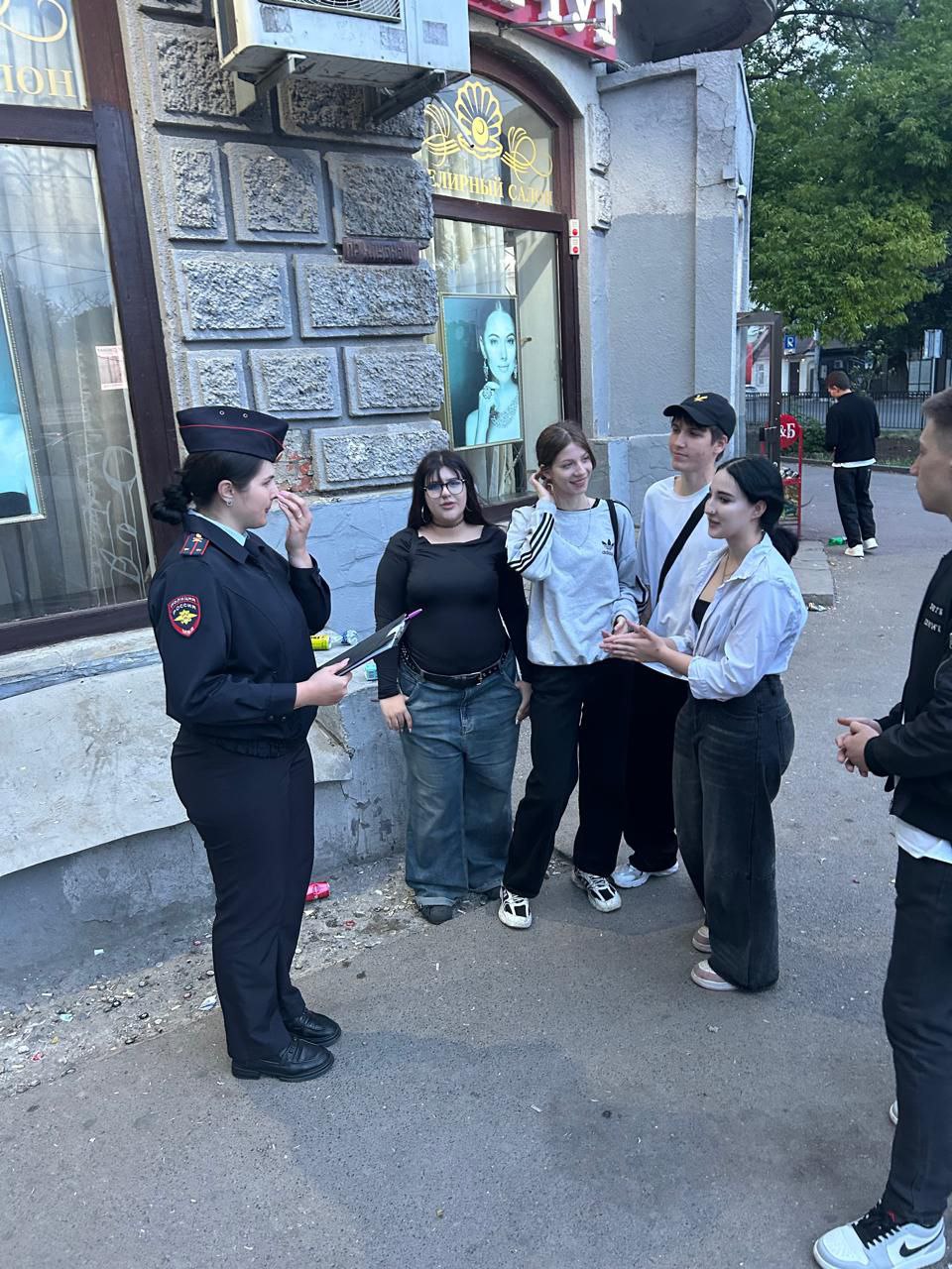 Полицейские Таганрога провели профилактические мероприятия на улицах города  Сотрудники Управления МВД России по городу Таганрогу провели профилактические мероприятия в центральной части города. В рейдах приняли участие инспекторы по делам несовершеннолетних, участковые уполномоченные, сотрудники патрульно-постовой службы, государственной автоинспекции, а также бойцы Росгвардии.  В ходе рейда составлено:  5 протоколов по главе 20 Кодекса Российской Федерации об административных правонарушениях  посягательства на общественный порядок и безопасность ,  11 протоколов по главе 12  правонарушения в области дорожного движения .  Полицейские провели профилактические беседы с несовершеннолетними, напомнили им о недопустимости противоправного поведения.  Цель мероприятий — предупреждение и пресечение административных правонарушений и преступлений в сфере общественного порядка.  Подобные мероприятия будут проводиться на регулярной основе.  #gumvdro #мвд #мвд61 #МВДРоссии #полиция #ростов #ростовскаяобласть