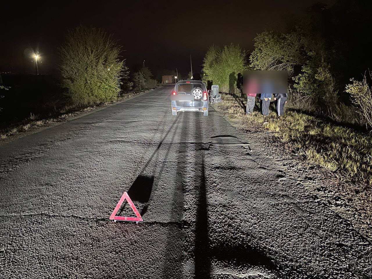 Пострадали инвалид колясочник и его дядя жители Оренбургского района просят привести в порядок опасную дорогу В СК РФ обратилась местная жительница Дорога на улице Ковалева поселка Первомайского без тротуаров дорожной разметки знаков и освещения В октябре 2025 года водитель такси сбил родственника заявительницы и ее 15 летнего сына инвалида колясочника Оба ехали по обочине Мальчик получил ушибы а его дядю госпитализировали с переломами Кроме того единственный мост через железнодорожные пути соединяющий две части поселка не оборудован пандусами для инвалидов Женщина неоднократно обращалась в различные инстанции однако ответа нет Оренбургский Следком начал две проверки Об их ходе и результатах будет сообщено в федеральное ведомство Фото УМВД России по Оренбургской области