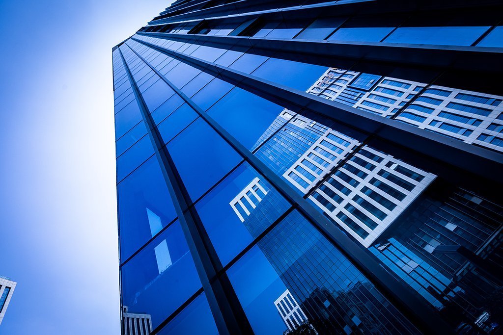 Реальность не соответствует планам ввод офисных помещений в Москве будет снижаться в 2026 2027 годах Объем ввода офисной недвижимости в Москве по итогам 2026 года может достичь 893 6 тыс кв метров это на 2 5 меньше год к году В 2027 году на офисном рынке столицы появится 813 тыс кв метров недвижимости что на 9 меньше год к году При этом в 2028 году девелоперами заявлен ввод 2 млн кв метров офисной недвижимости а в 2029 2030 годах около 2 5 млн кв метров Таким образом до 2030 года в Москве заявлены 94 качественных бизнес центра класс А и В общая площадь которых составит более 6 2 млн кв метров Если все проекты будут введены в предстоящие пять лет как планируется такой объем ввода почти в два раза превысит аналогичный показатель последних пяти лет с 2021 по 2025 год ввод составил 3 2 млн кв метров GBA При этом общий объем рынка офисной недвижимости Москвы в 2030 году с учетом запланированного ввода может на 26 превысить текущий объем Есть вероятность что не все заявленные проекты на ближайшие годы будут реализованы и введены в срок Однако даже с учетом некоторой погрешности нас ожидает рекордный объем нового предложения большая часть которого будет предлагаться для покупки а не аренды прокомментировал партнер Bright Rich CORFAC Int Сигуш Бабоян