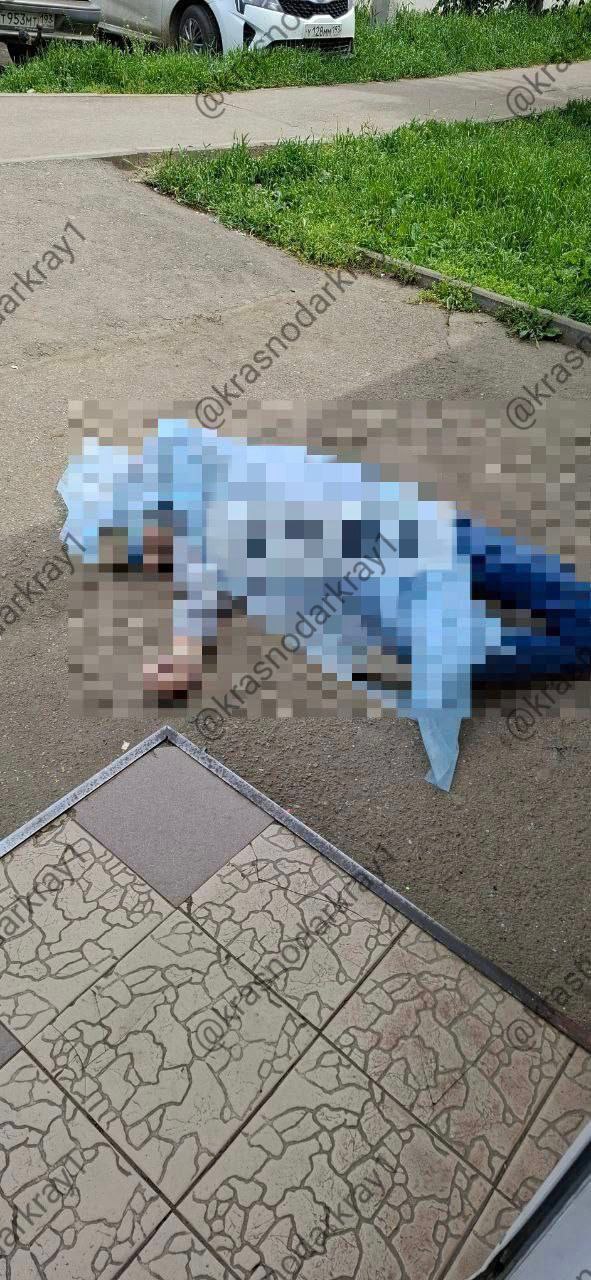 В Краснодаре рядом со школой почти 8 часов лежало тело мужчины. По словам очевидцев, 45-летний местный житель скончался утром от сердечного приступа. Спецслужбы ехали очень долго. - сообщают очевидцы Ваши видео высылайте нам в бот Подпишись поделись Прислать видео новость